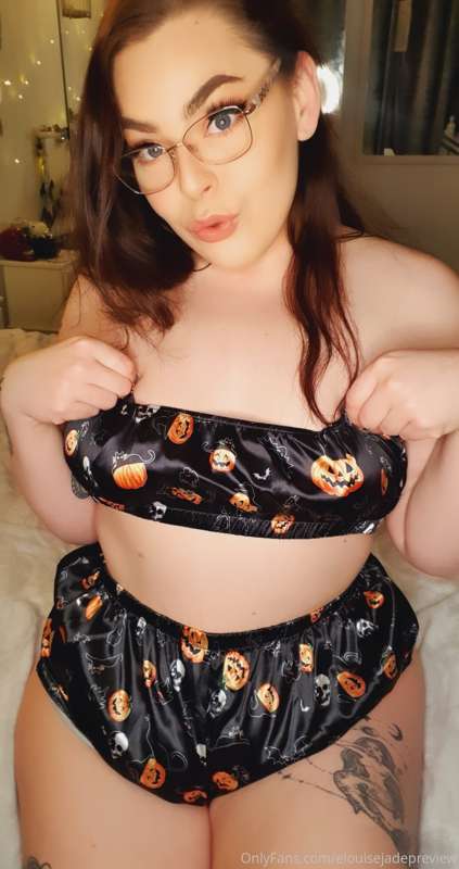 Happy October from me 🤓🤓    🖤🎃🧙‍♀️💀🕸🧡