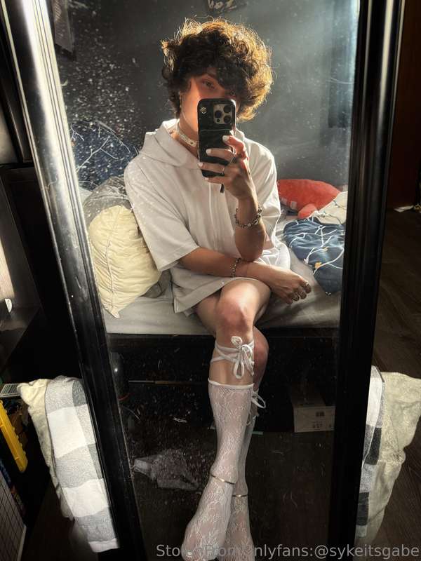 I’m just a lil guy 🥺 pls be kind I know I’m chronically late.. 1