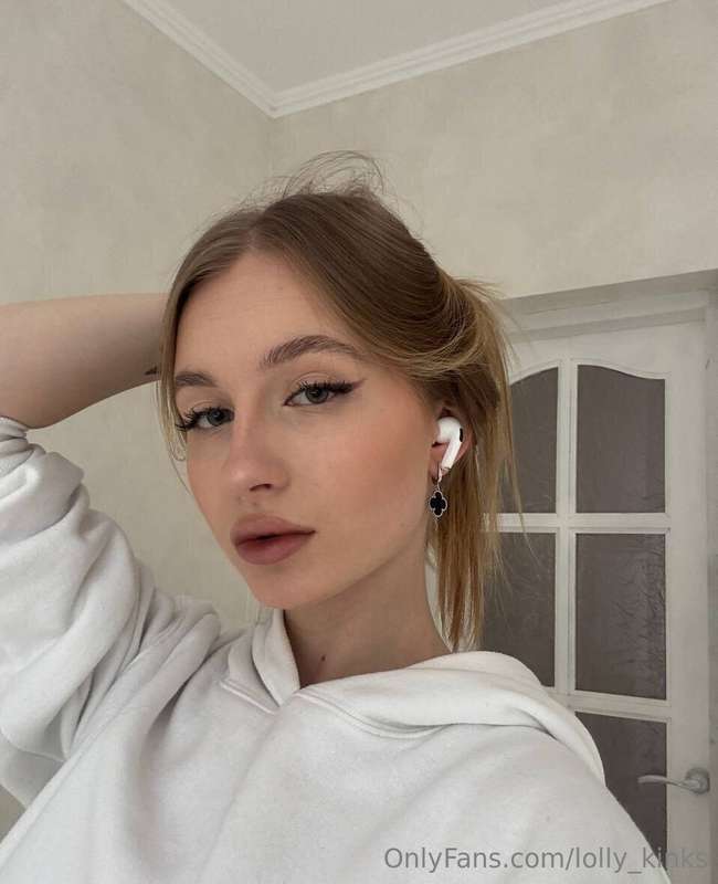 Just the mood: calm me, cozy hoodie and favorite track in my..