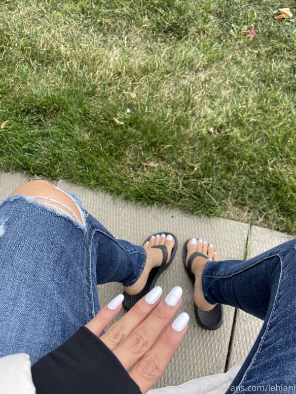 Ubie with the cute toes 😜 swipe some mani pedi pics. 1