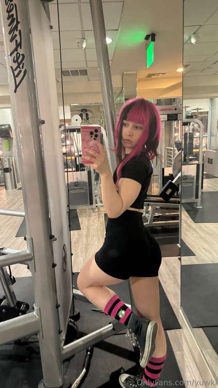 the lighting in this gym sucks at night sorry hope u can sti.. 3