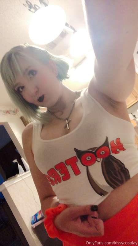 Alternative Hooters girl pics? 😊😈😁 tip me to encourage me to.. 3