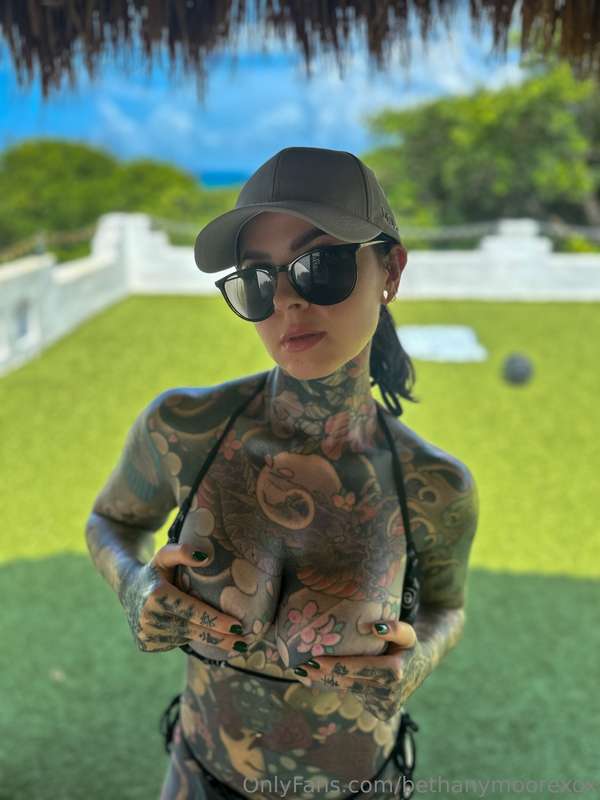 whenever the sun Is out, my other side comes out of me😈