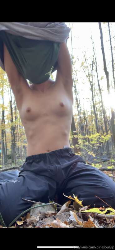 Baring my tits in the forest 🌳