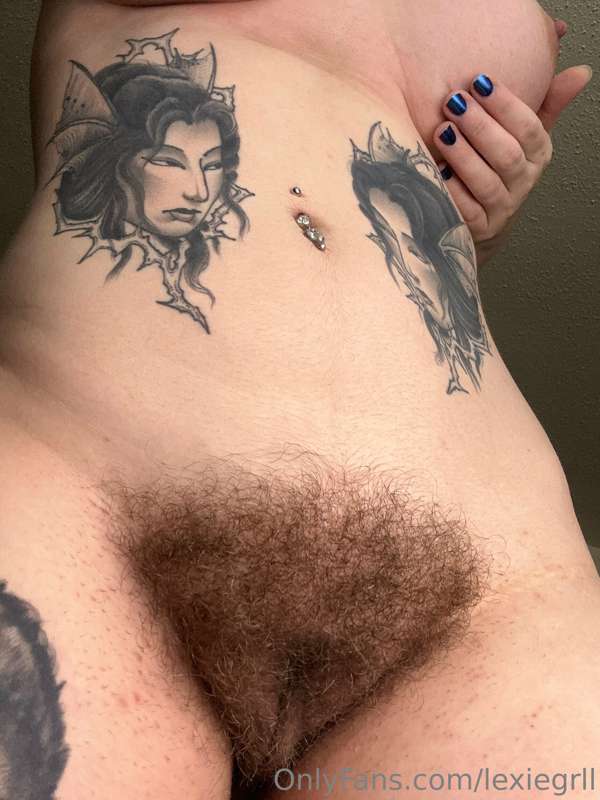 Love the way my bush looks right out of the shower 🥵 it’s so.. 4