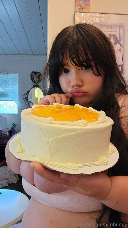 Pudgy likes cake ♡