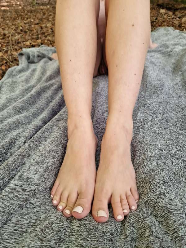 Nudist foot fetish fun 🦶🏻💞 Ever see a girl at a nudist spot .. 4