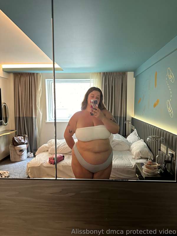One thing ima do is order takeout to my Hotel 🤪