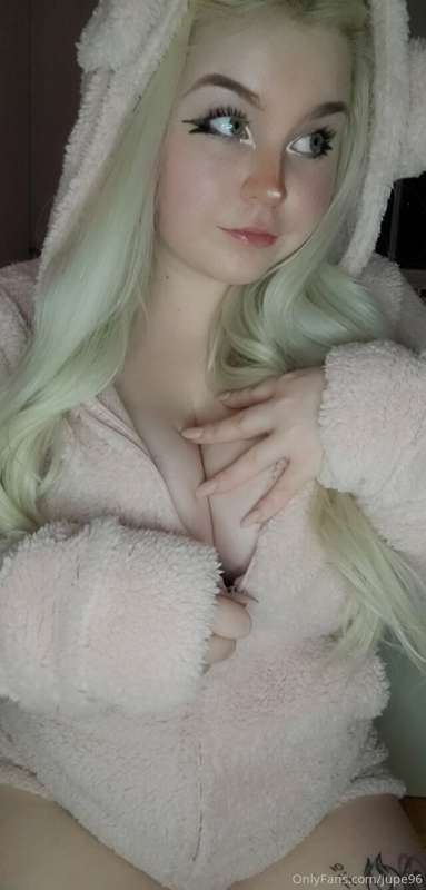 It's getting cold. Come keep me warm 7