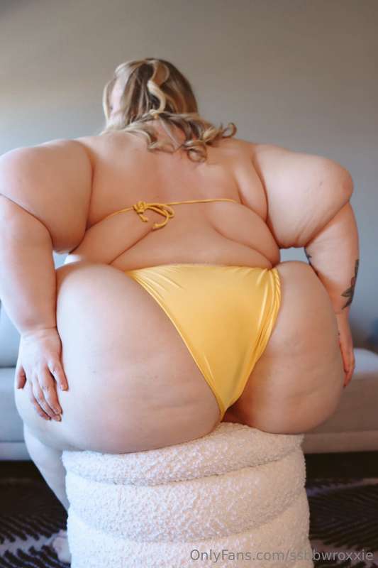 Tried on a new teeny yellow bikini… wishing it were summer ☀.. 15
