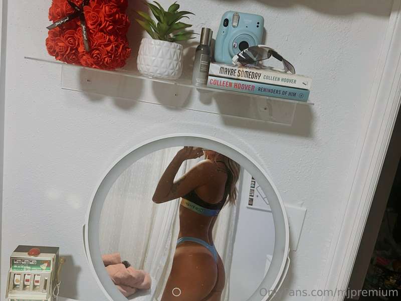 Thongs, ass and tan lines 😏 4
