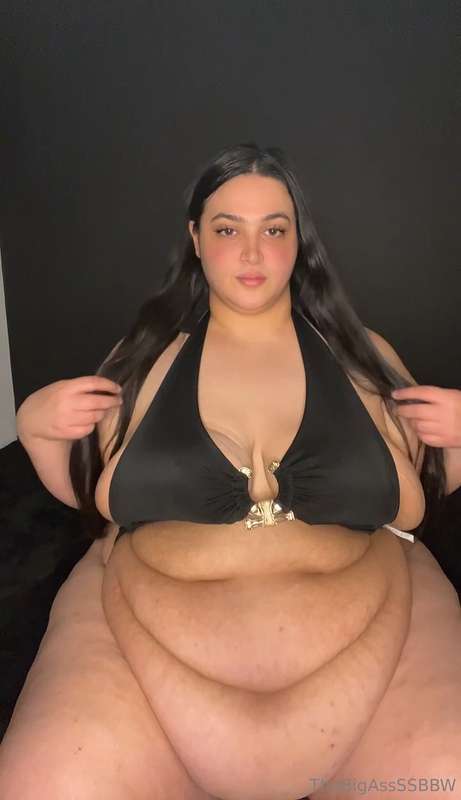 Idk about you guys but my belly sitting sooooo far on my lap..