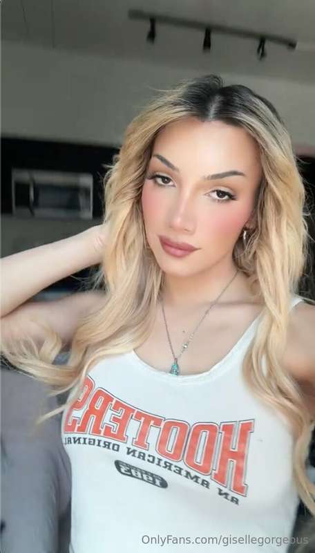 Your favorite Hooters chick 😜🐣🩷