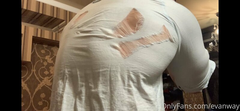 Video already uploaded DM!!
Muscle worship?
Crush t-shirt?
A.. 3