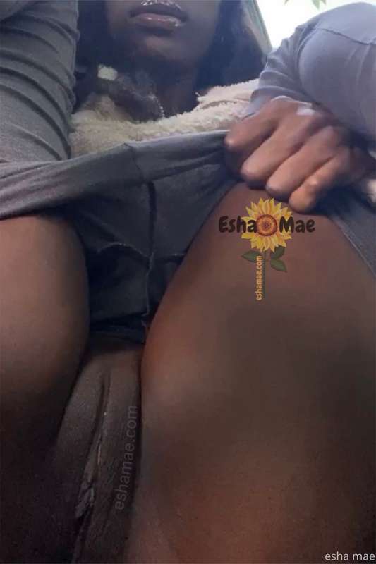 hey 🥺👉🏿👈🏿 i hope you missed me and my pretty pussy …
who’s r.. 2