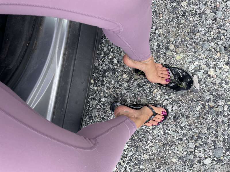 Hello cute toes 😋 can u guys shoot me some ideas for my next..
