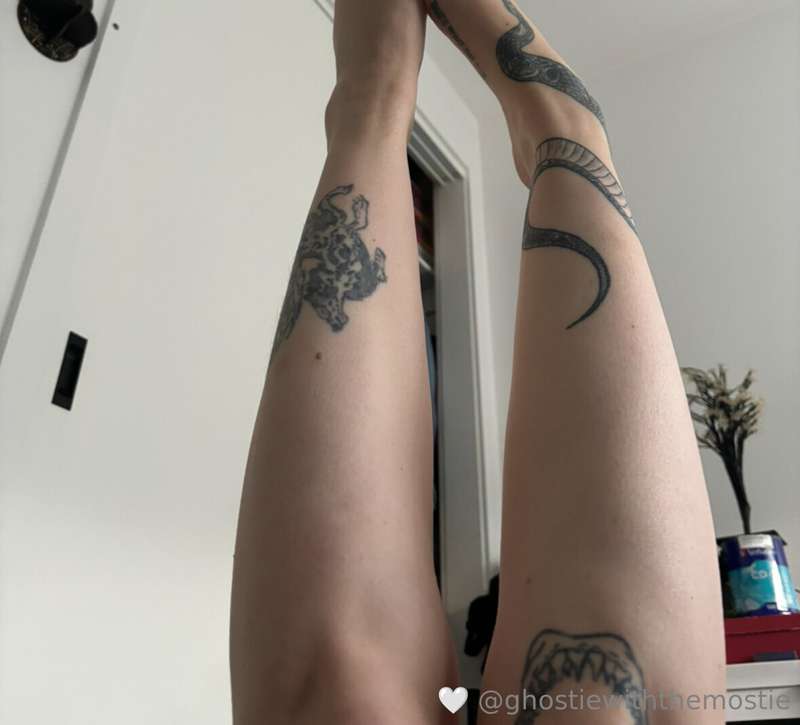 [CC] OnlyFeet 👣  Various angles, tattoos, green nail polish,..