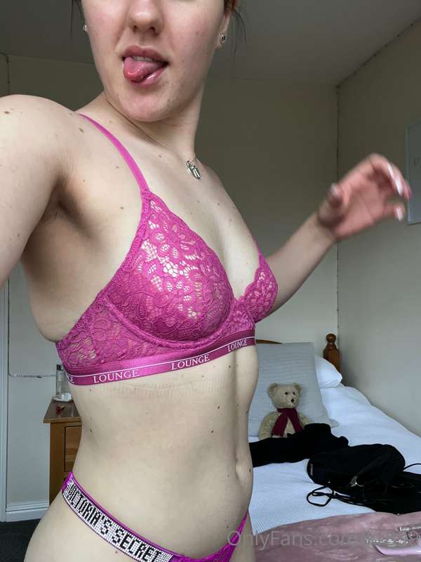 Want my 3 way dm me back online before my swim💦💦