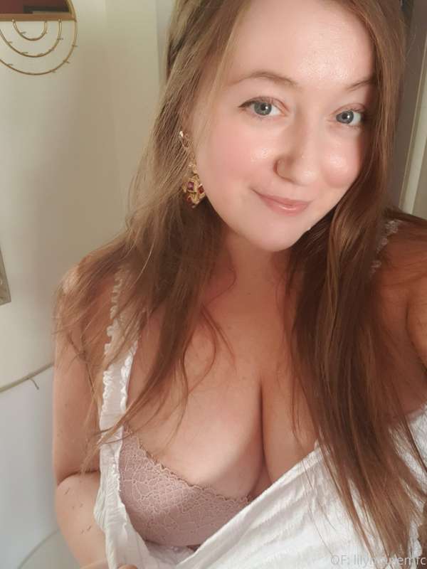 Sunshine selfies 🌞 + boob