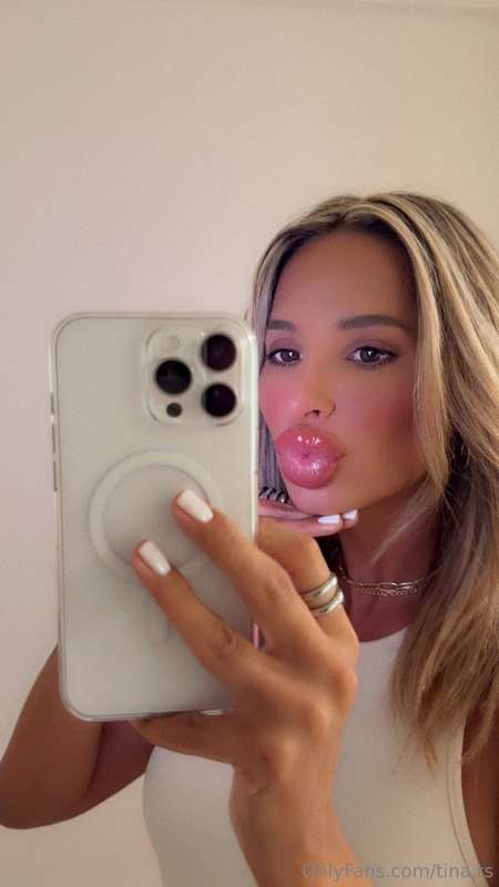 Guess what? I bought a new lip gloss 💄 What do you think of ..