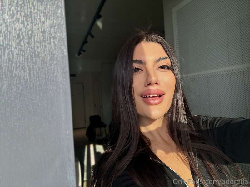 I love catching moments like these — when the sunlight glide.. 2
