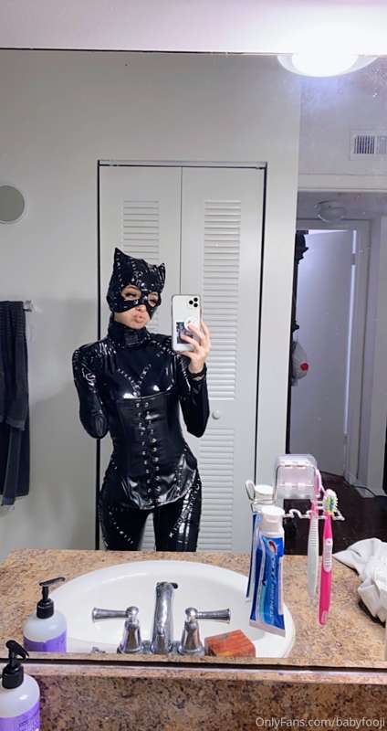 Catwoman (latex) pt. 2 🐱💗 Im definitely bringing this set ba.. 28