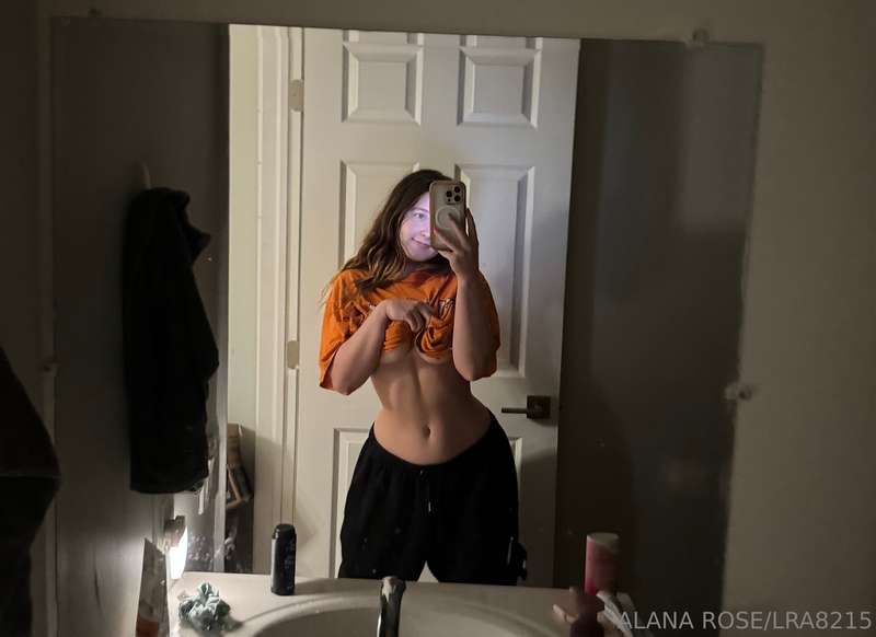 Been working on my core, noticeable? 💪🥰