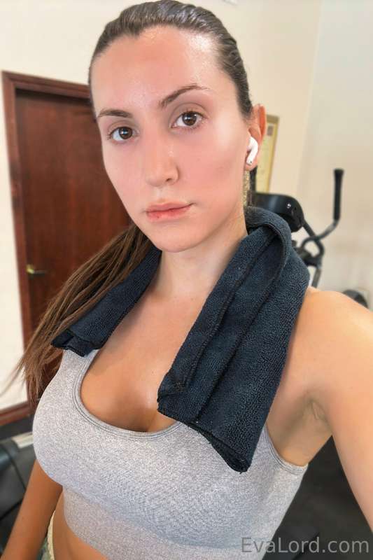 No makeup post gym.. Like if you'd still let me fuck you 😜😈