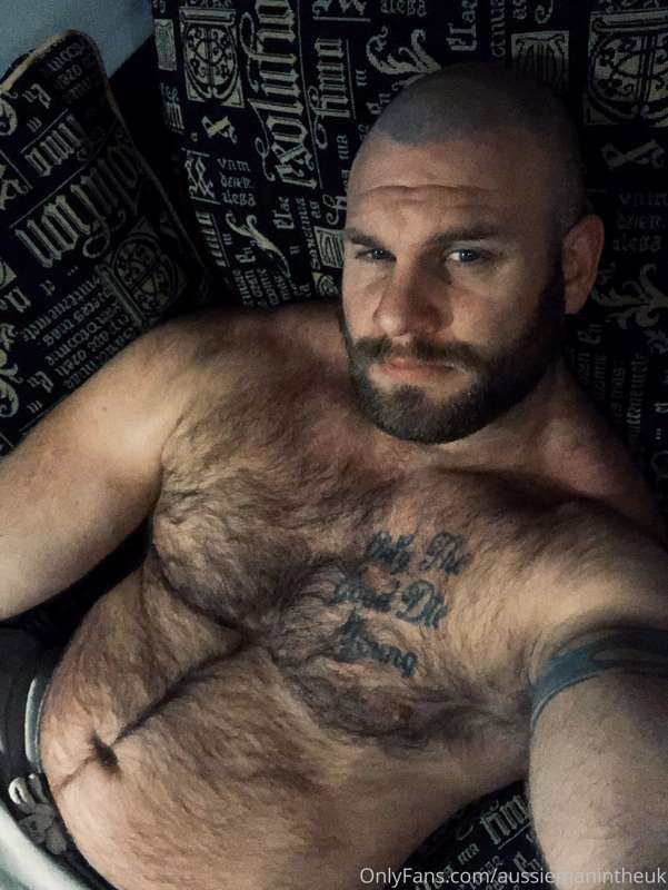 Just got home from a sweaty gym session (check out pic 2 😈) ..