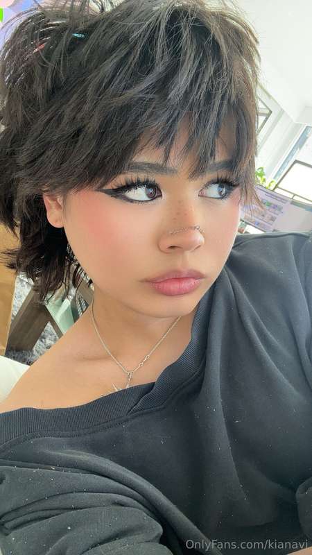 just finished my makeup, do u like it? :] sometimes I wonder.. 10