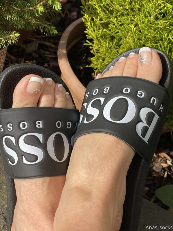 For those who likes toes! There you go! Happy ToesDay!