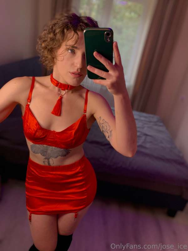 A selfie or a full-length photo? I can't make up my mind.😊😘 2