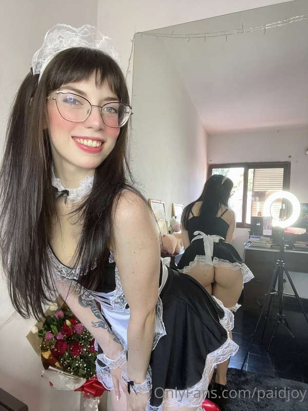 Your naughty maid at your service ✨ // Su sirvienta traviesa..