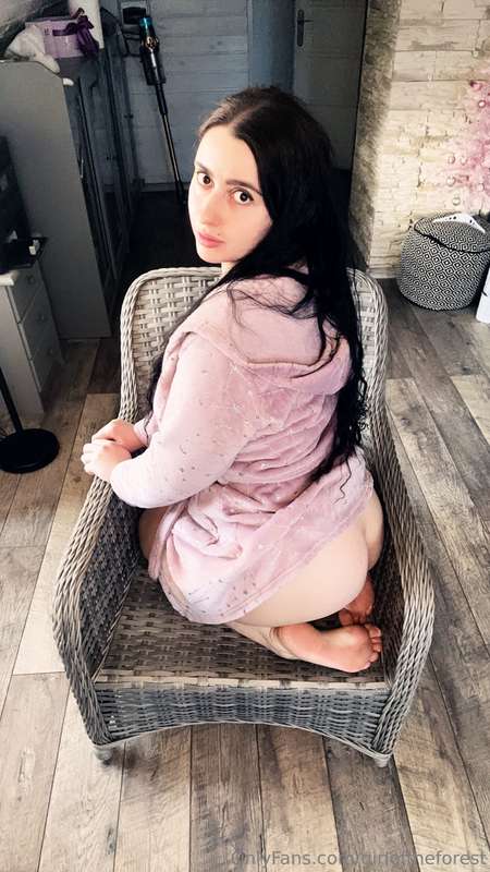 There’s a pussy in the photos!!!My audience already knows th.. 1
