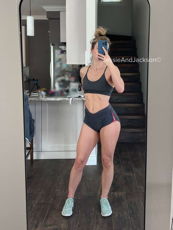 Sweaty post workout fun from earlier today 😈
-Jessie 2