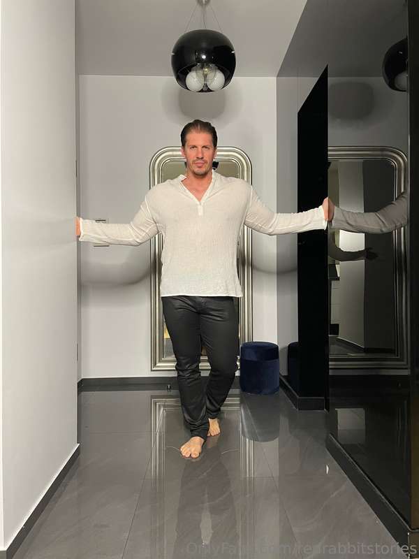 Late night home foto shooting…testing a new outfit combinati..