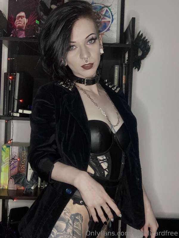 This goth needs to be treated like a fuck toy right now. Jus.. 21