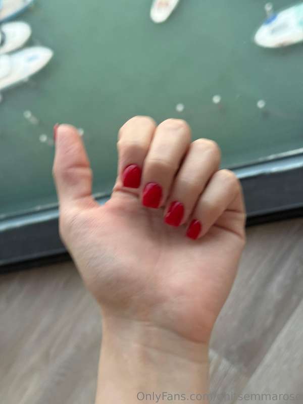 Those nails!!!!! Now let me wrap these fingers around someth..