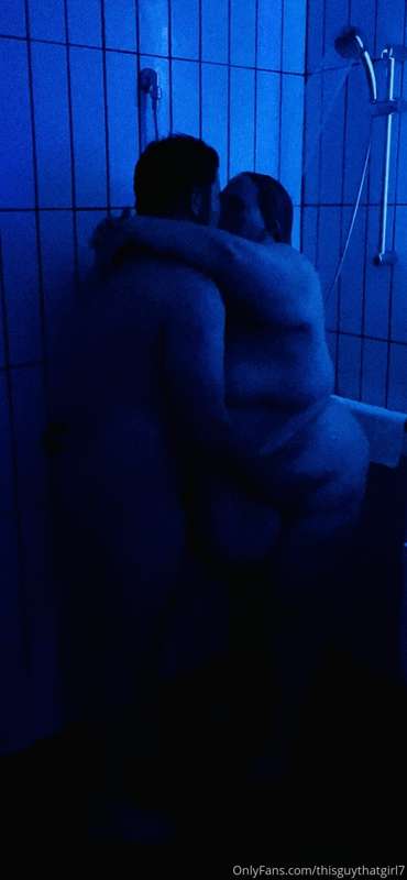 Things got super steamy (and sexy) in the hotel bathroom las.. 4