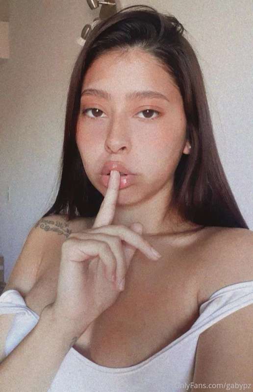 《𝑯𝒆𝒍𝒍𝒐 𝒃𝒂𝒃𝒚, 𝒕𝒉𝒊𝒔 𝒍𝒐𝒏𝒈-𝒉𝒂𝒊𝒓𝒆𝒅 𝒃𝒓𝒖𝒏𝒆𝒕𝒕𝒆 𝒊𝒔 𝒘𝒂𝒊𝒕𝒊𝒏𝒈 𝒇𝒐𝒓 𝒚𝒐𝒖 💋 ..
