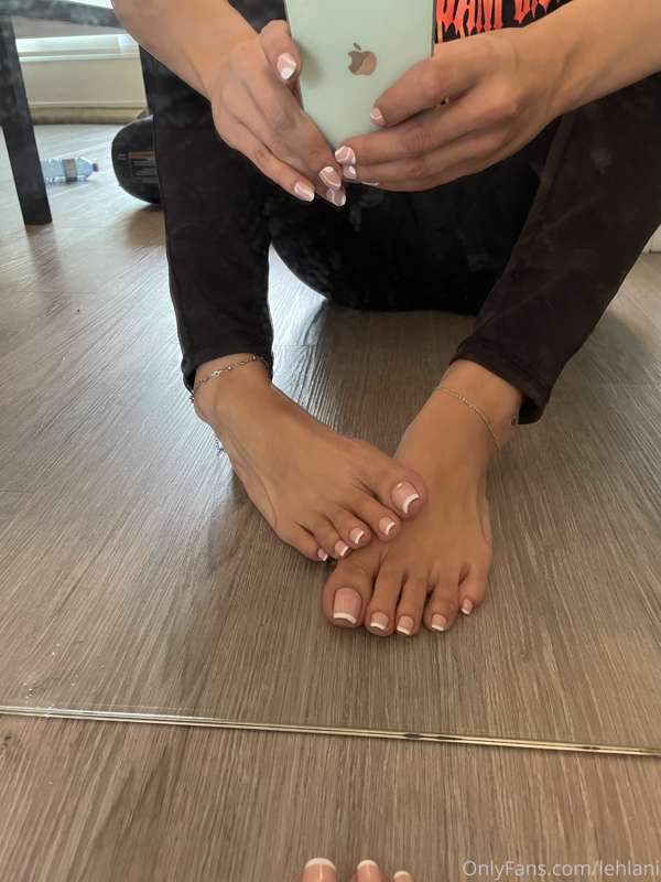 Dirty mirrors can’t stop cute feet 😜 2