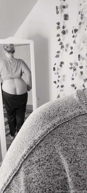 I think I see back dimples??? I never knew I had them, they'.. 2