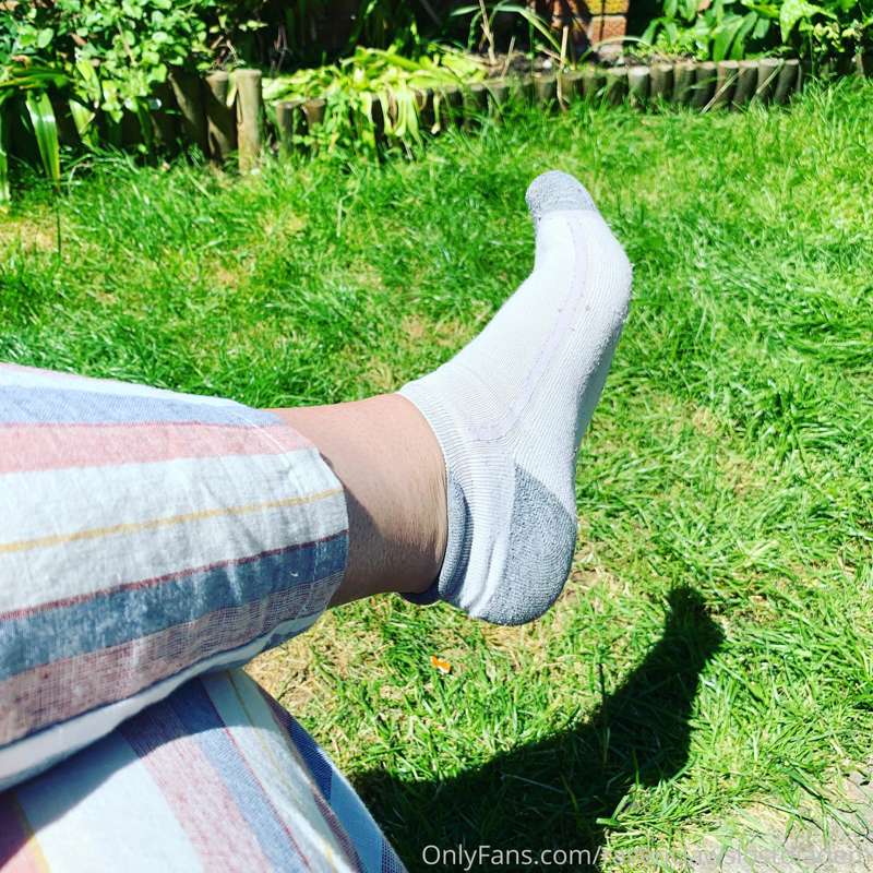 Sat in the gardens in the Hogwarts grounds soaking up the su..