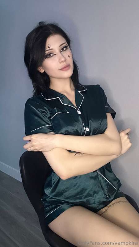 I look hot when I show my big boobs😻I think if you open thre.. 2
