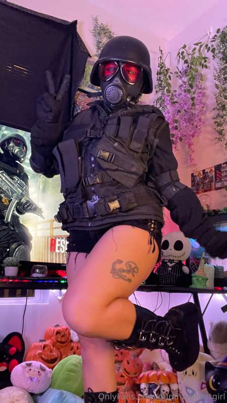 Lady Hunk cosplay! 🖤 geared up and ready to go 😏 10