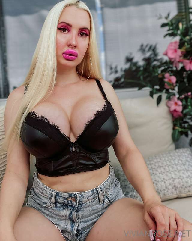 😜 Watch me get naughty on my VIP Onlyfans @vivianroseofficia..