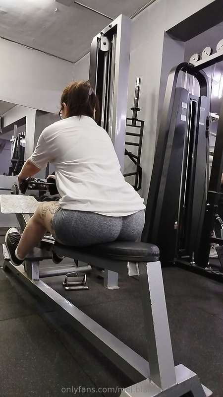 Girls also train their backs 💪🏻 hahaha, not just their legs .. 2