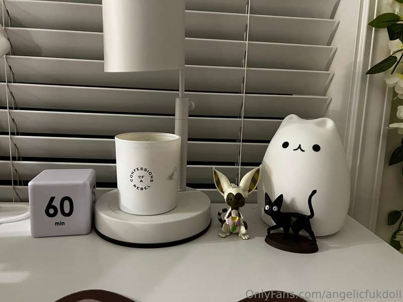Room decor update 💁🏼‍♀️ I’m filling up my shelves and decora.. 1