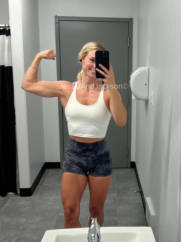 **Gym outfit of the day** 💪🏼
Hope your Monday is going great.. 1