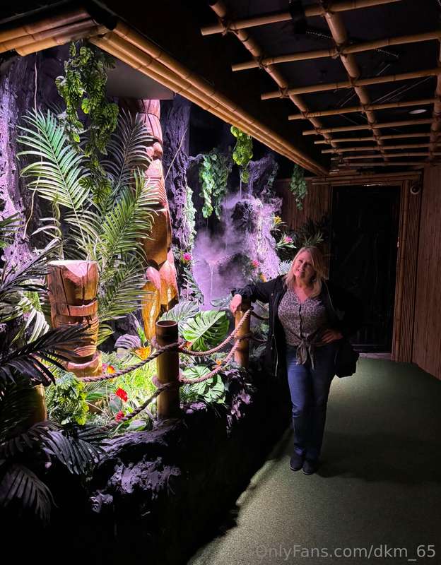 Checked out this cool tiki bar last night. @dkm_65pix is all.. 2